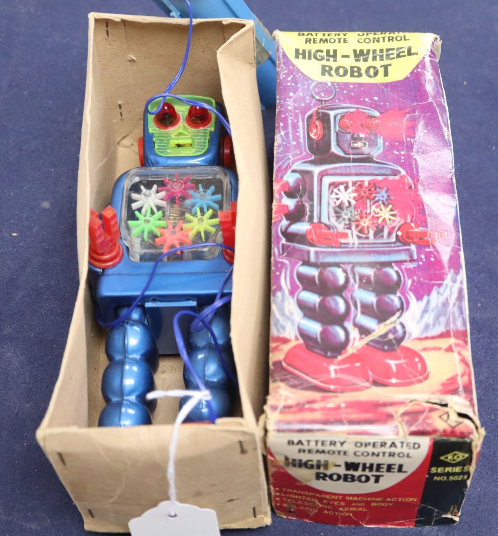 A KO Series no.5023 High Wheel robot, boxed